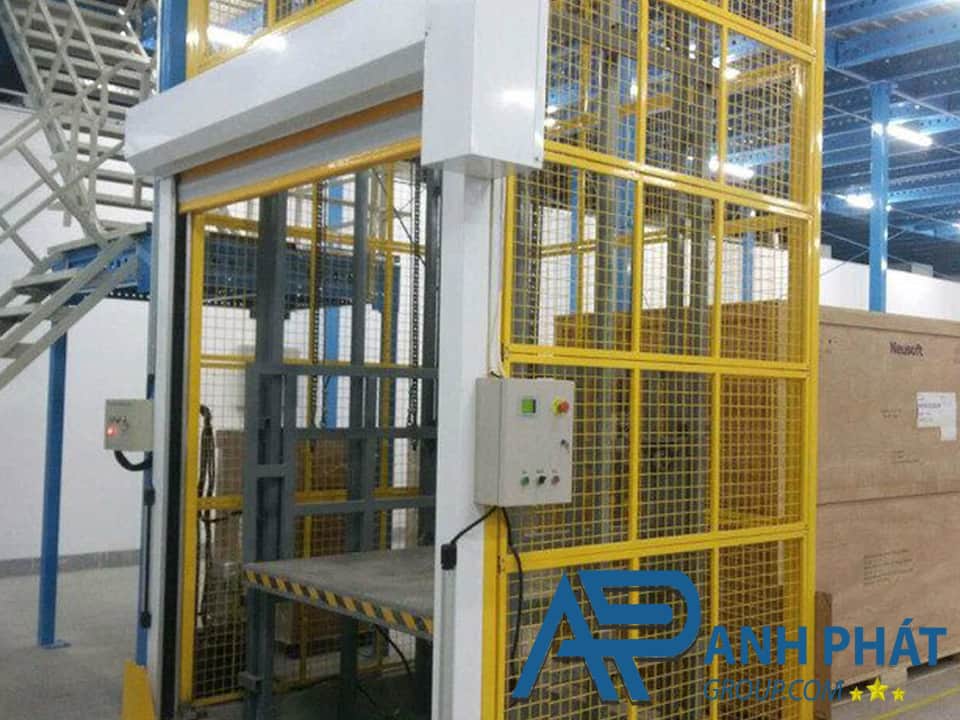 Tiến hành lắp đặt thang hàng đúng kỹ thuật