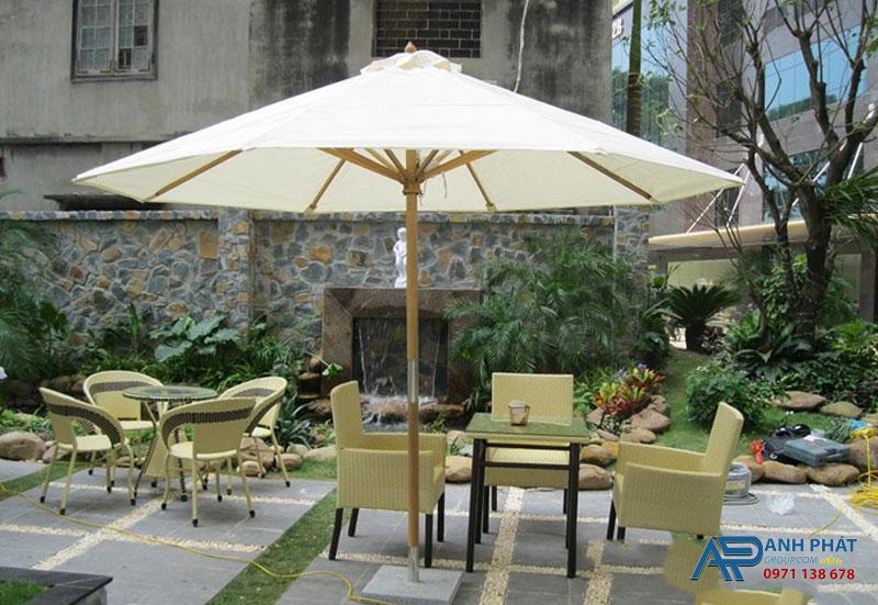 Đặt dù ở những khu vực thường xuyên có khách ngồi, như bàn ngoại ô hoặc khu vực sân vườn