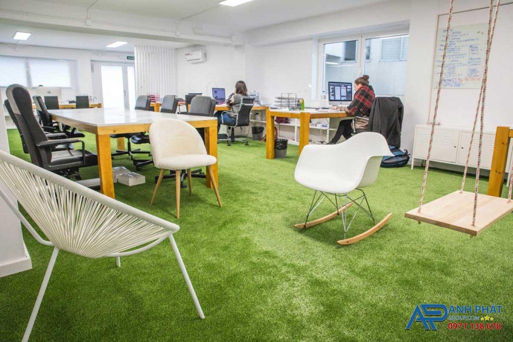 Trải sàn thảm cỏ nhân tạo làm cho không gian làm việc trở nên thoáng mát