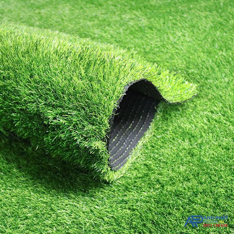 Thảm cỏ nhân nhân tạo được sản xuất từ vật liệu nhựa tổng hợp 