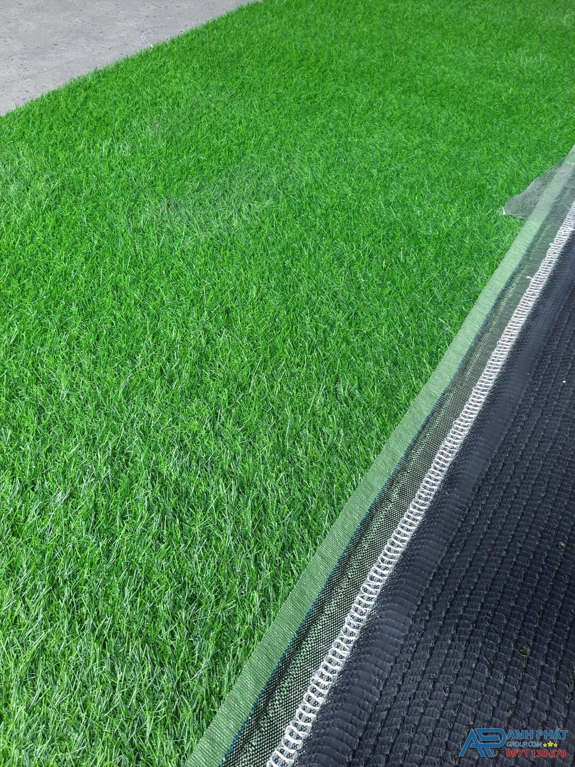 Hiện nay các thảm cỏ nhân tạo cũng được tô điểm những sắc màu đậm nhạt đẹp mắt.