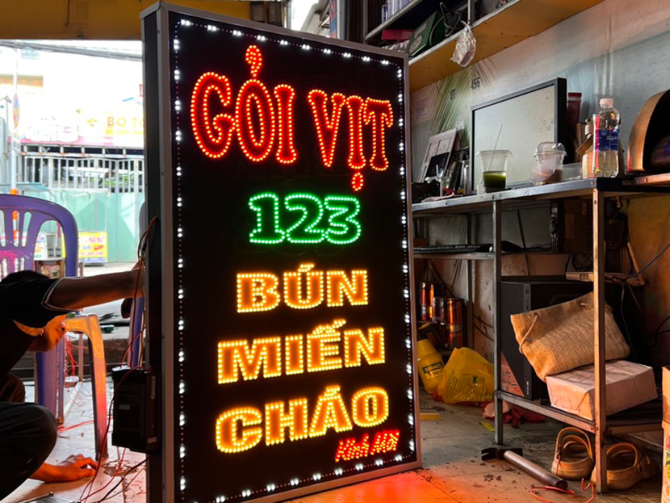 Bảng hiệu hộp đèn có chân giá siêu rẻ thương hiệu Anh Phát Group